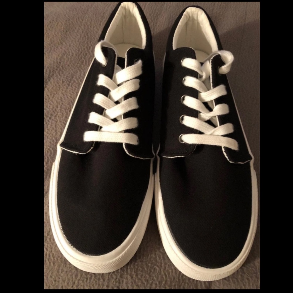 AEO Mens Canvas Low Top Sneaker